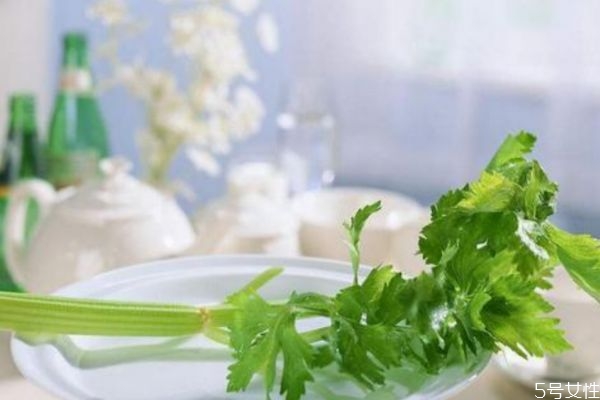 喝芹菜汁的功效和作用,芹菜汁的功效都有哪些