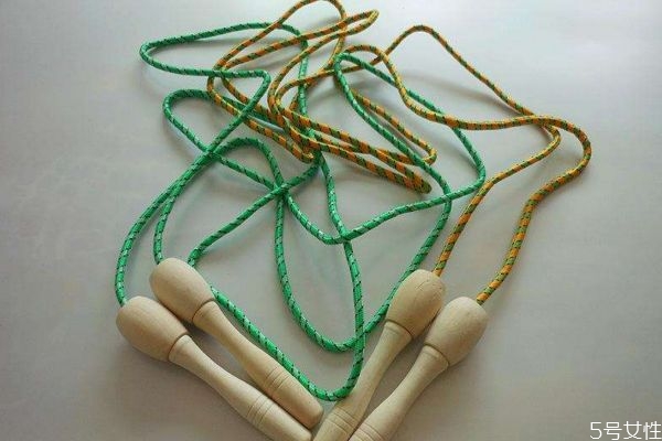 跳绳减肥一天跳多少个可以减脂,跳绳减肥一天跳多少个最佳