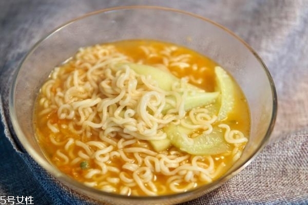 天天吃泡面是会发胖还是会瘦,怎么吃泡面不会胖