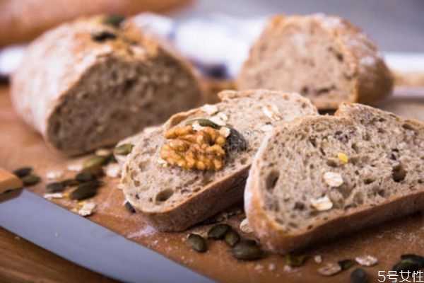 黑麦的营养价值及功效,黑麦的营养价值和一般的小麦一样吗?