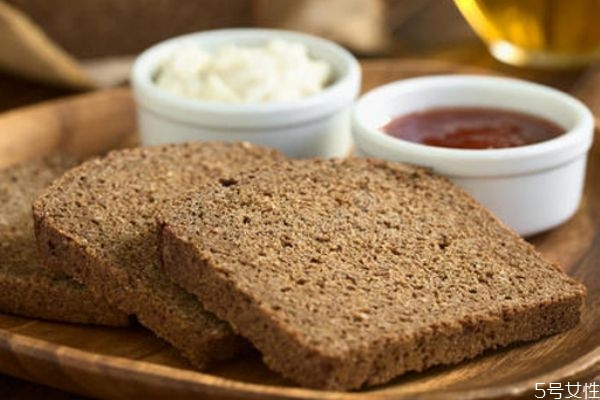 全麦面包和黑麦面包的区别,全麦面包跟黑麦面包的区别
