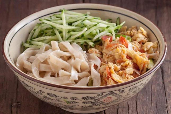 手抻面的做法和面技巧,家庭手擀面的做法和面技巧