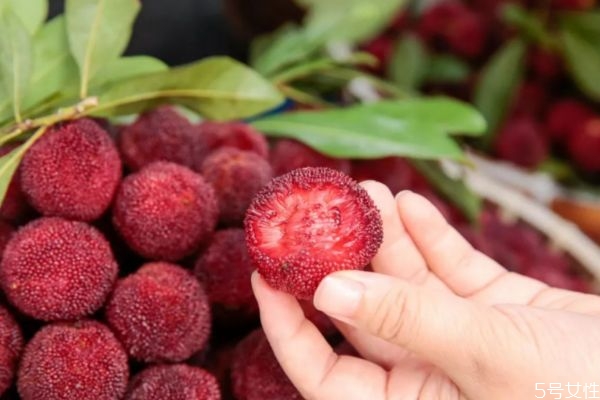 杨梅为什么是酸的,杨梅虽然熟透了,但是酸还是有的