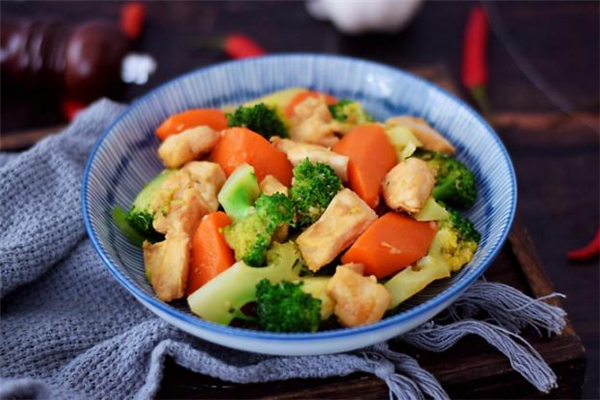 减脂鸡胸肉做法水煮鸡胸肉,减脂鸡胸肉做法最减脂肪