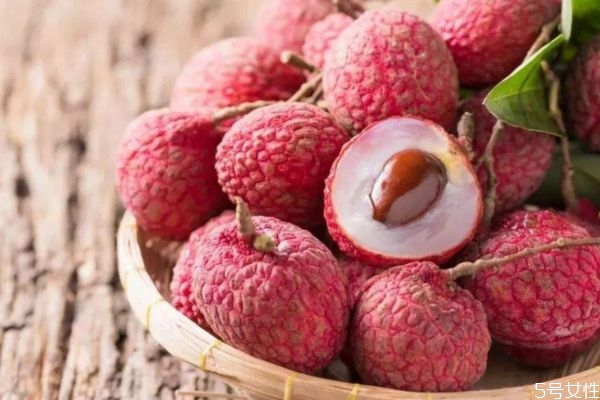 挑选荔枝的方法,荔枝怎么挑