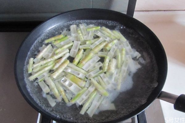 竹笋要焯水吗,竹笋要不要用水焯一下