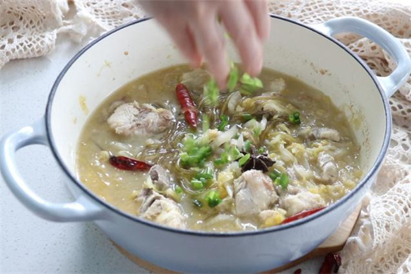 酸菜炖排骨用什么锅好,酸菜炖排骨用什么排骨