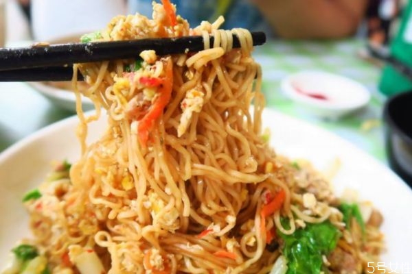 炒方便面的做法视频,炒方便面的简单做法小视频 炒方便面的做法视频,炒方便面的简单做法小视频