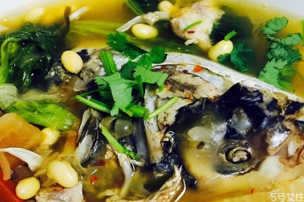 酸菜鱼头汤的家常做法,鱼头酸菜汤的做法大全