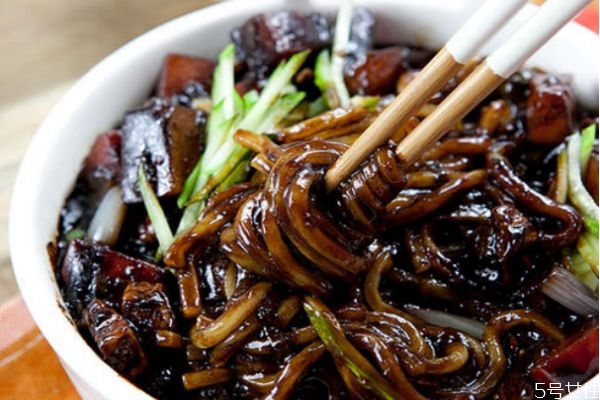 韩国炸酱面和北京炸酱面的区别,韩国炸酱面和中国炸酱面的区别