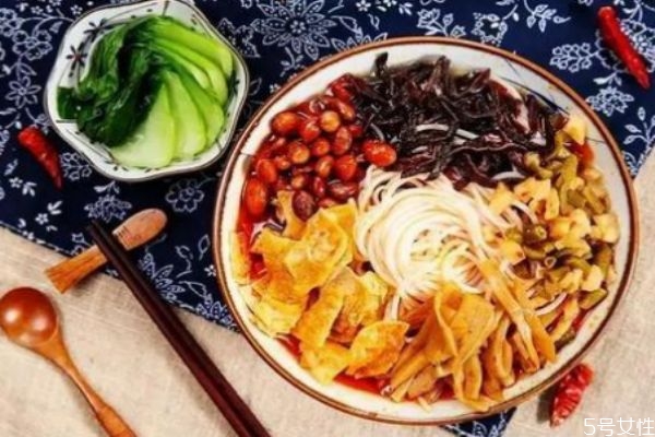 为什么螺蛳粉会臭,螺蛳粉有点臭臭的为什么