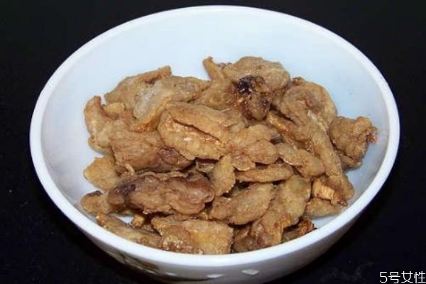 吃猪油渣会致癌吗,猪油渣会是致癌物吗?到底能不能吃?