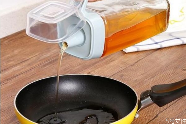 炒菜怎样防止油锅起火,如果炒菜时油锅起火应该使用哪种措施抢救