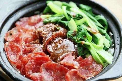 腊肠饭怎么做电饭煲窍门,腊肠蒸饭电饭煲最简单的方法