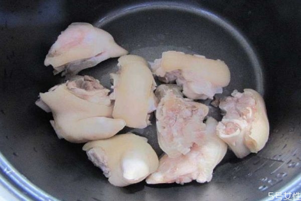 孕妇喝猪脚花生汤有什么好处,孕妇可以吃花生猪脚汤吗 孕妇喝猪脚花生汤有什么好处,孕妇可以吃花生猪脚汤吗