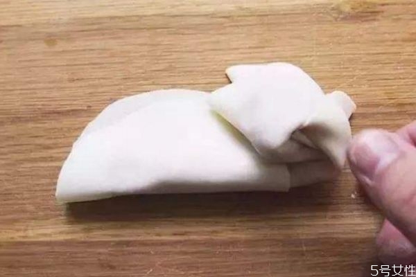 不用擀面杖快速擀出饺子皮,不用擀面杖擀饺子皮的方法