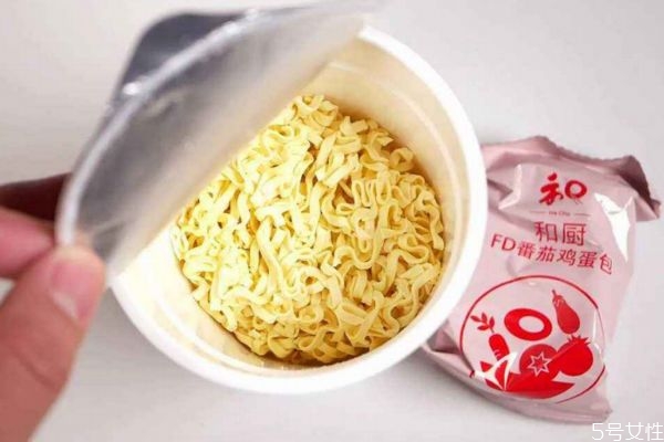 孕妇早上能吃方便面吗,怀孕早期可以吃方便面不
