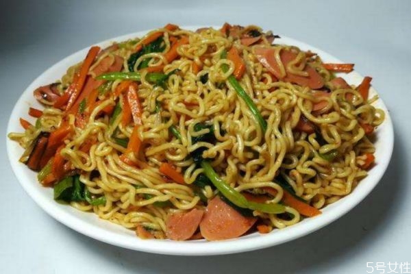 炒方便面怎么做好吃,怎样做炒面好吃又简单