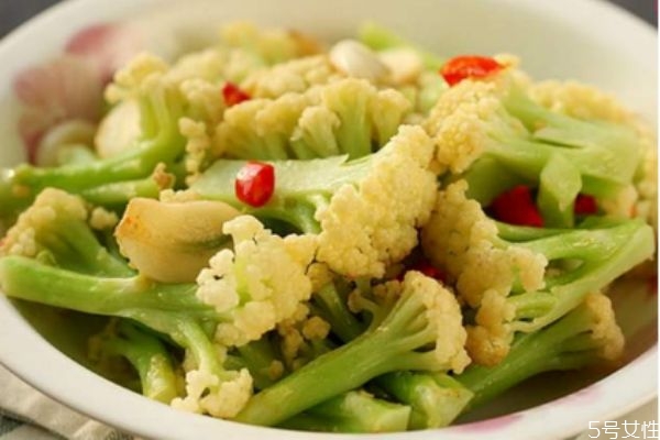 花菜煮熟会变色吗,菜花煮出来发黄