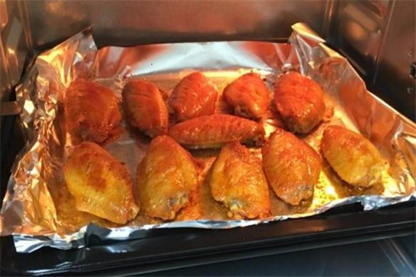 烤箱烤鸡翅可以不用锡纸吗,烤箱烤鸡翅可以不用锡纸吗 直接用放烤盘上