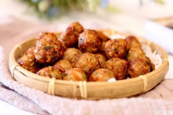 炸萝卜丸子用焯水吗?,炸丸子萝卜用开水焯吗