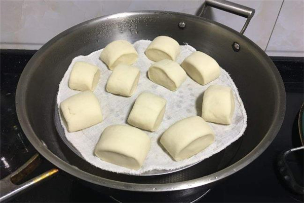 馒头碱放多了发黄还能吃吗,碱放多了馒头发黄可以吃吗