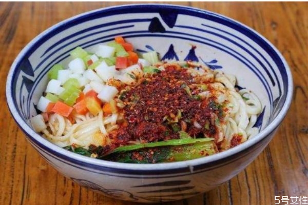 油泼面最简单的做法,油泼面怎么做简单又好吃