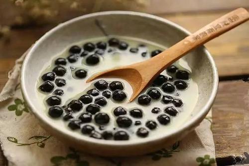 没有木薯粉怎么做珍珠奶茶里面的珍珠,做奶茶珍珠没有木薯粉用什么代替 没有木薯粉怎么做珍珠奶茶里面的珍珠,做奶茶珍珠没有木薯粉用什么代替