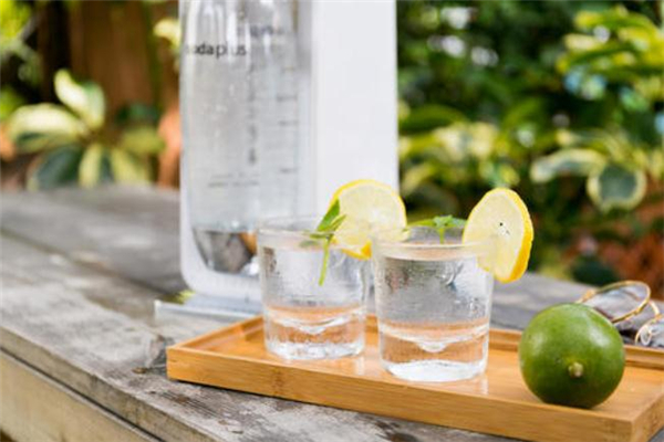 苏打水可以兑热水喝吗,天然苏打水可以兑热水喝吗