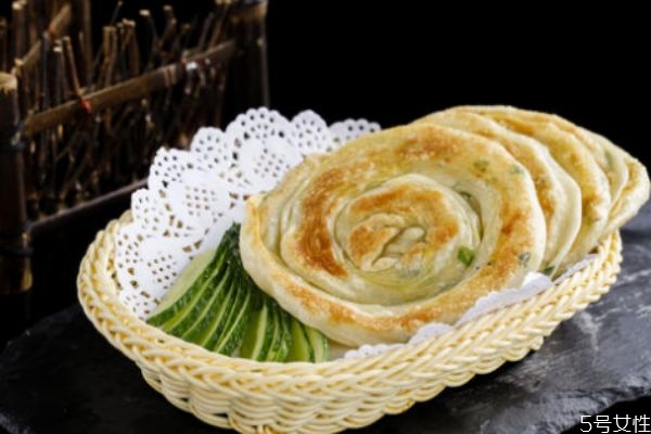 葱油饼怎么做好吃又简单,怎样做葱油饼能够松软好吃