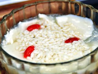 酒酿和牛奶能一起吃吗?,牛奶可以和酒酿一起吃吗