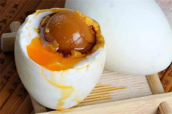 咸鸭蛋有臭味是怎么回事,咸鸭蛋有臭味正常吗 咸鸭蛋有臭味是怎么回事,咸鸭蛋有臭味正常吗