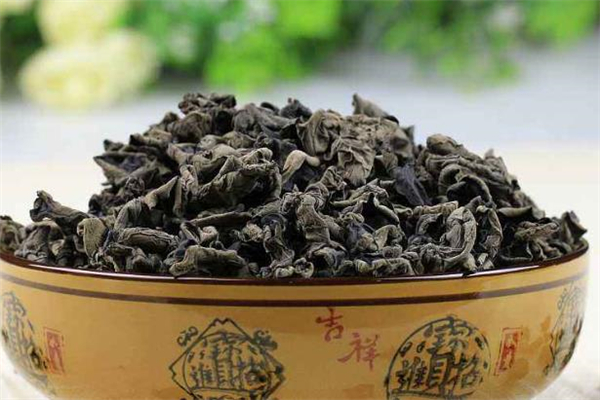 木耳不焯水有毒吗,木耳没焯水吃会中毒吗