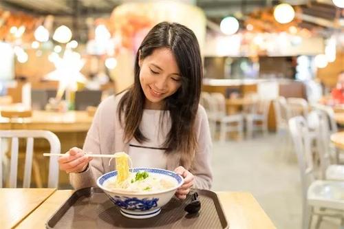 睡前很饿能吃东西吗,睡前很饿可以吃东西吗