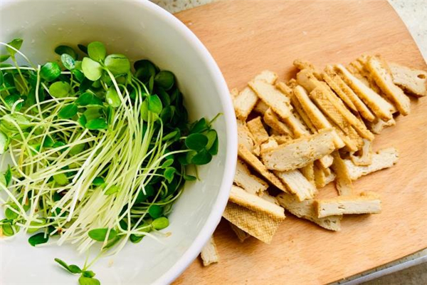 香椿苗怎么吃最好,吃香椿苗的好处