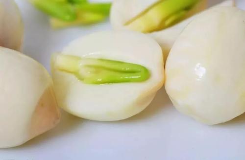 莲子芯吃多了会怎样,莲子芯要不要吃掉