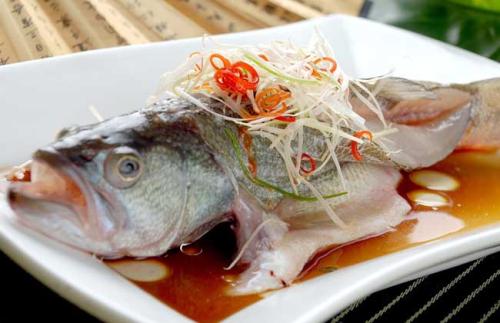 清蒸鲈鱼的水要倒掉吗,蒸鲈鱼的水是不是要倒掉