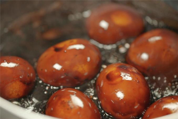 卤鸡蛋热量大吗,卤蛋跟鸡蛋热量一样吗