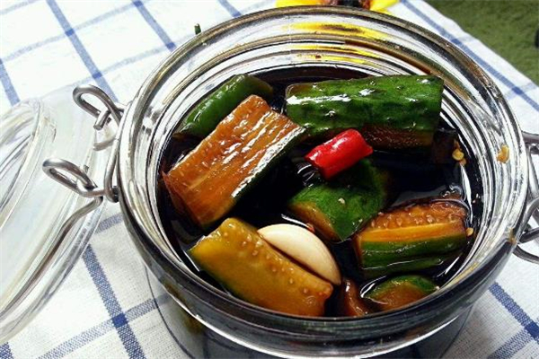 现吃的黄瓜咸菜,黄瓜咸菜长白色东西还能吃吗