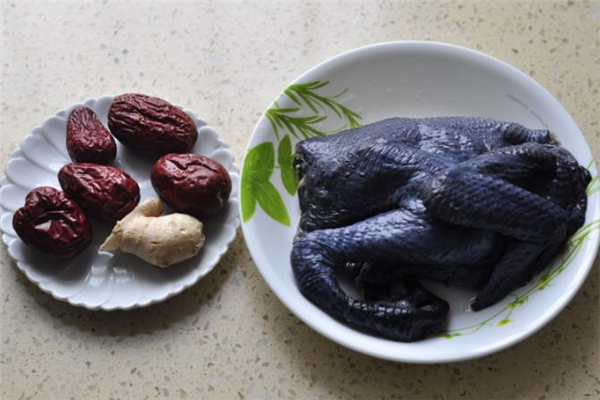 乌鸡汤熬出来为什么是黑的,炖鸡汤发黑什么原因 乌鸡汤熬出来为什么是黑的,炖鸡汤发黑什么原因