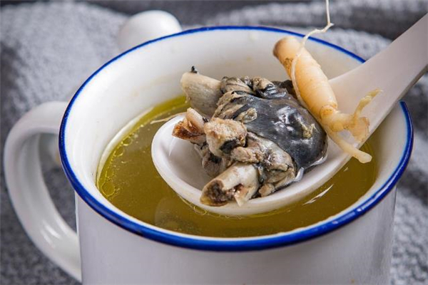 炖乌鸡汤什么时候放盐合适,清炖乌鸡汤放什么调料