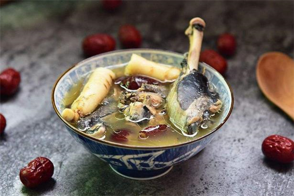 乌鸡汤可以补血吗,乌鸡汤放什么补气补血