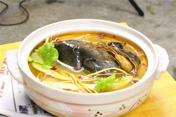 乌鸡煲汤用什么材料好,炖乌鸡汤放什么配料是补血益气的