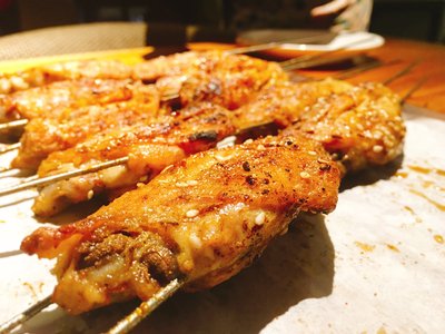 吃烧烤到底能不能喝白酒,吃烧烤喝红酒好还是白酒好