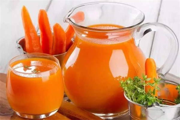 胡萝卜汁可以加蜂蜜喝吗,萝卜汁可以加蜂蜜吗