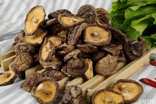 干蘑菇泡多长时间合适,干蘑菇泡多长时间有毒