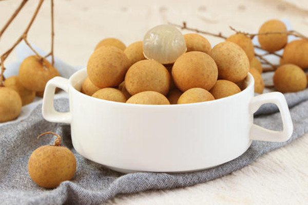 龙眼一天能吃多少合适,龙眼一天吃多少合适眼的功效和作用