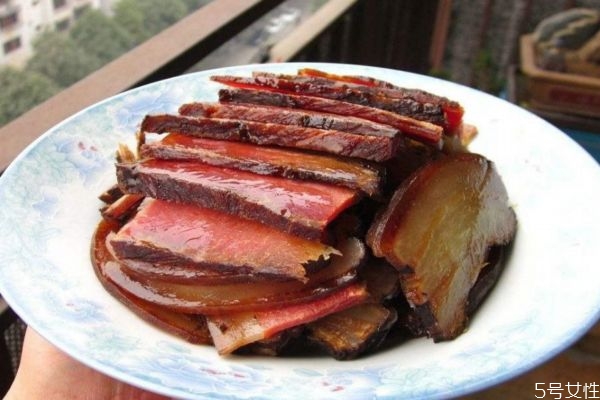 炒腊肉用不用煮一下腊肉,炒腊肉的时候腊肉用不用先煮好