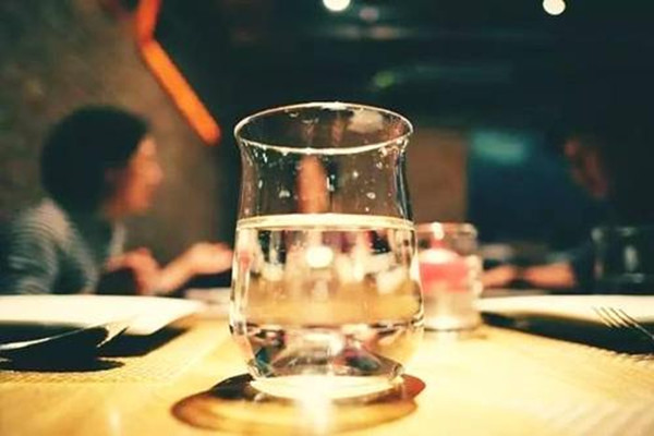 女人晚上睡觉口干原因引起的,女人晚上睡不着觉口干原因