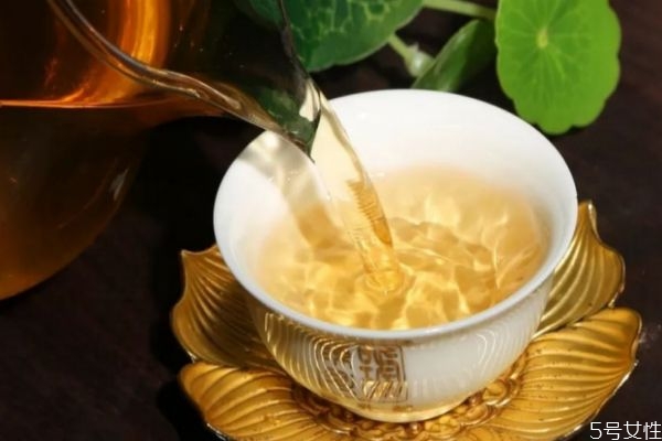 大蒜泡酒变绿正常吗,大蒜泡酒发绿怎么回事 大蒜泡酒变绿正常吗,大蒜泡酒发绿怎么回事